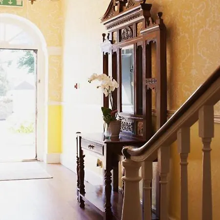 The Townhouse Гостевой дом Данмор-Ист